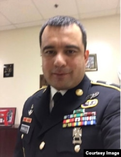 Уткур в военной форме с полученными за службу наградами