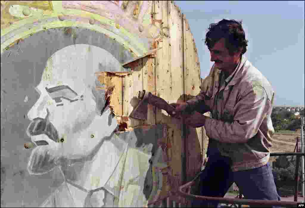A resident of Baku tears down a portrait of Lenin on September 21, 1991, nearly a month after Azerbaijan's&nbsp;declaration of independence at the end of August.