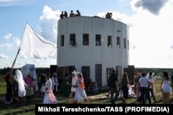 Участники фестиваля "Архстояние-2025" в арт-парке "Никола-Ленивец", Калужская область, 26 июля 2025 года